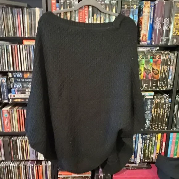 BCBGMaxAzria Black Cable Knit Asymmetrical Sweater Size Small/Medium - Picture 4 of 4